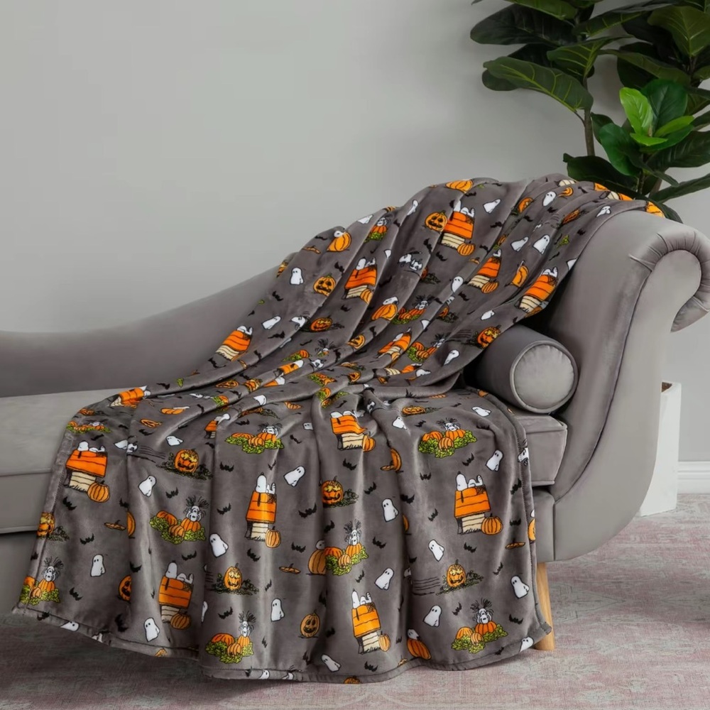 NWT-BERKSHIRE- Peanuts- Snoopy- Halloween- Gray VelvetSoft Blanket 55x70 👻🎃🦇